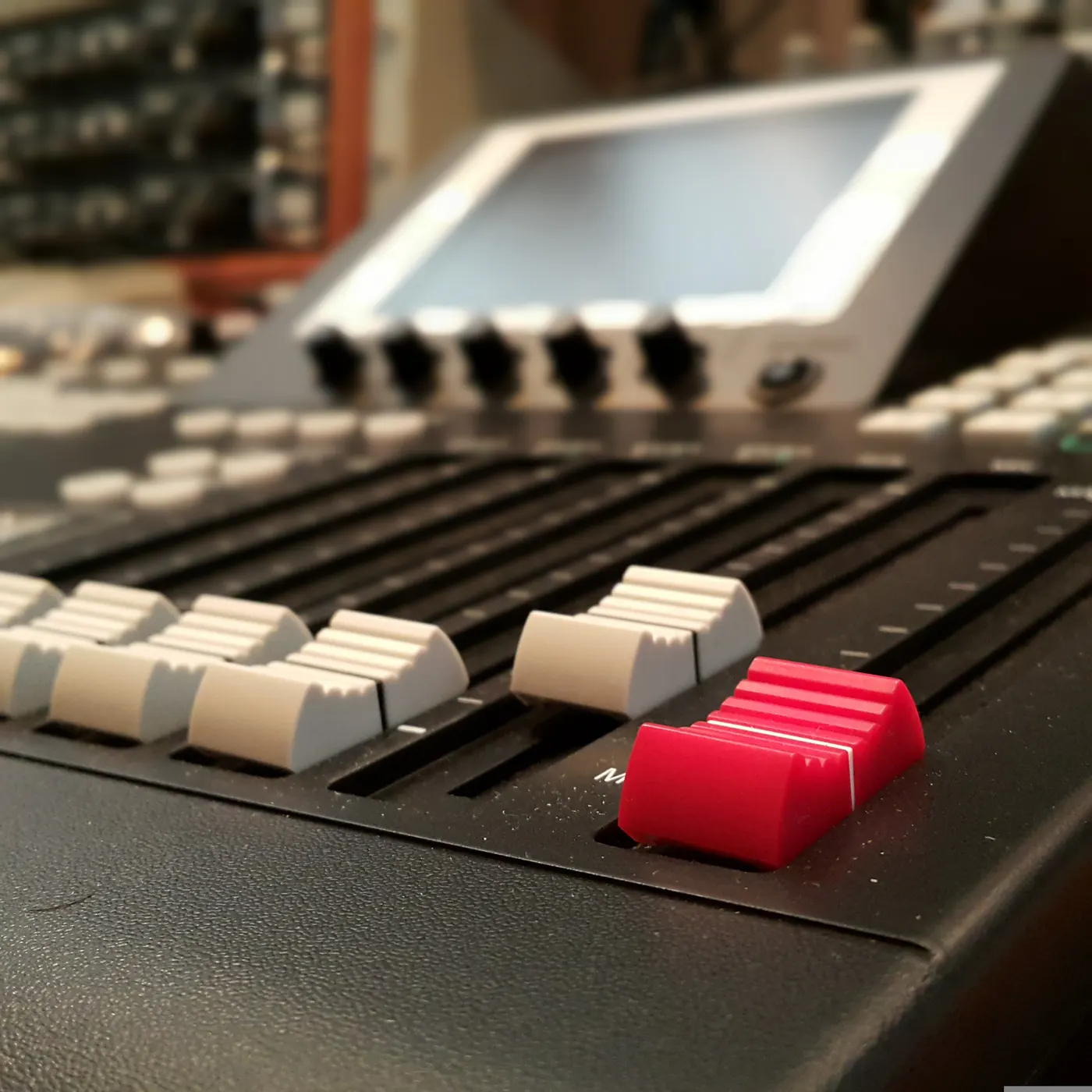 Mesa de som de estúdio de rádio com fader vermelho