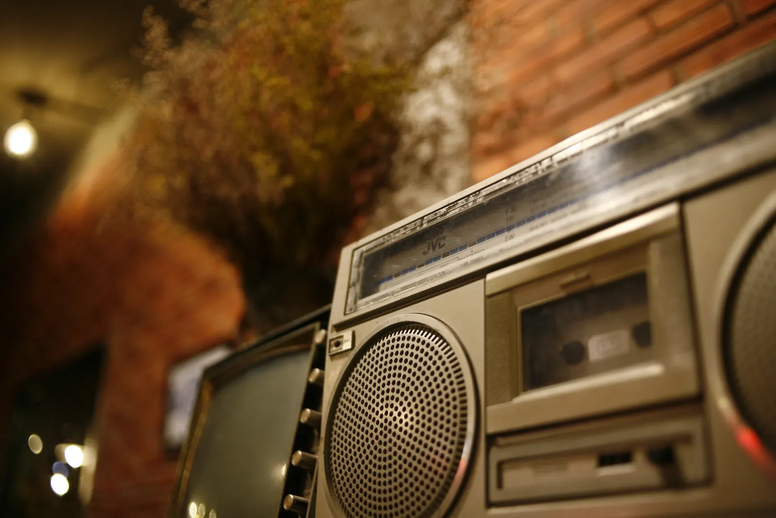 Rádio portátil antigo com sintonia em FM