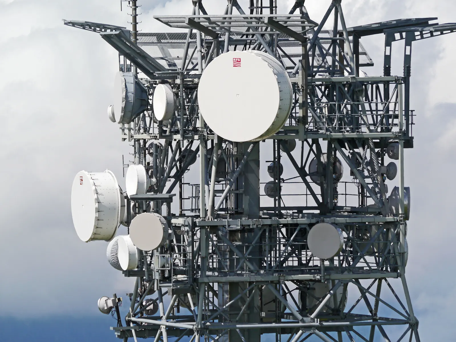 Torre de transmissão com antenas de rádio